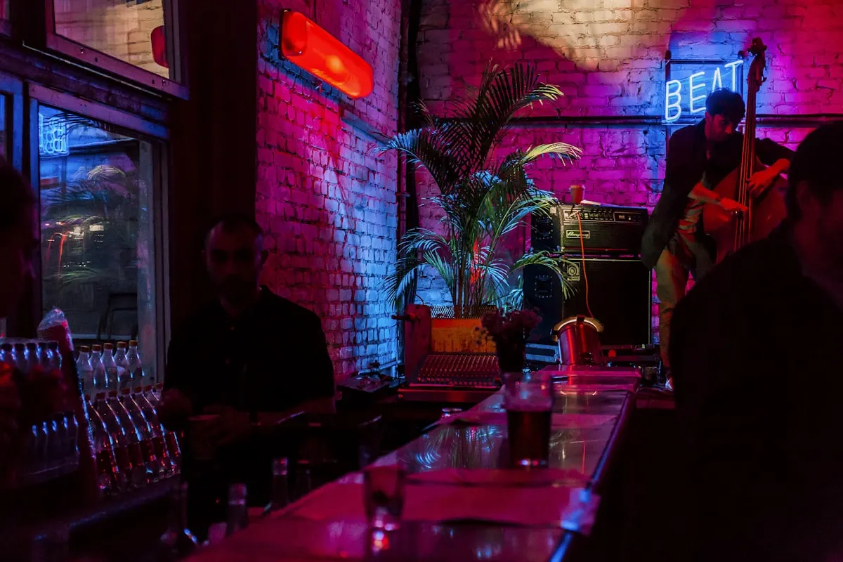 Klub s neonovým osvětlením a živou hudbou